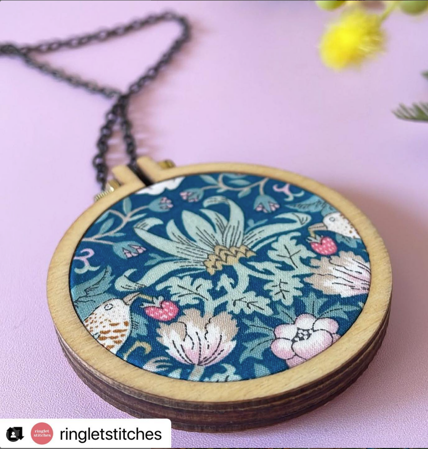 Create your own fabric and stitched jewellery! Set of 3 Mini Embroidery Hoops & Aida cloth - Beginner friendly - Quick Easy Fun Gifts